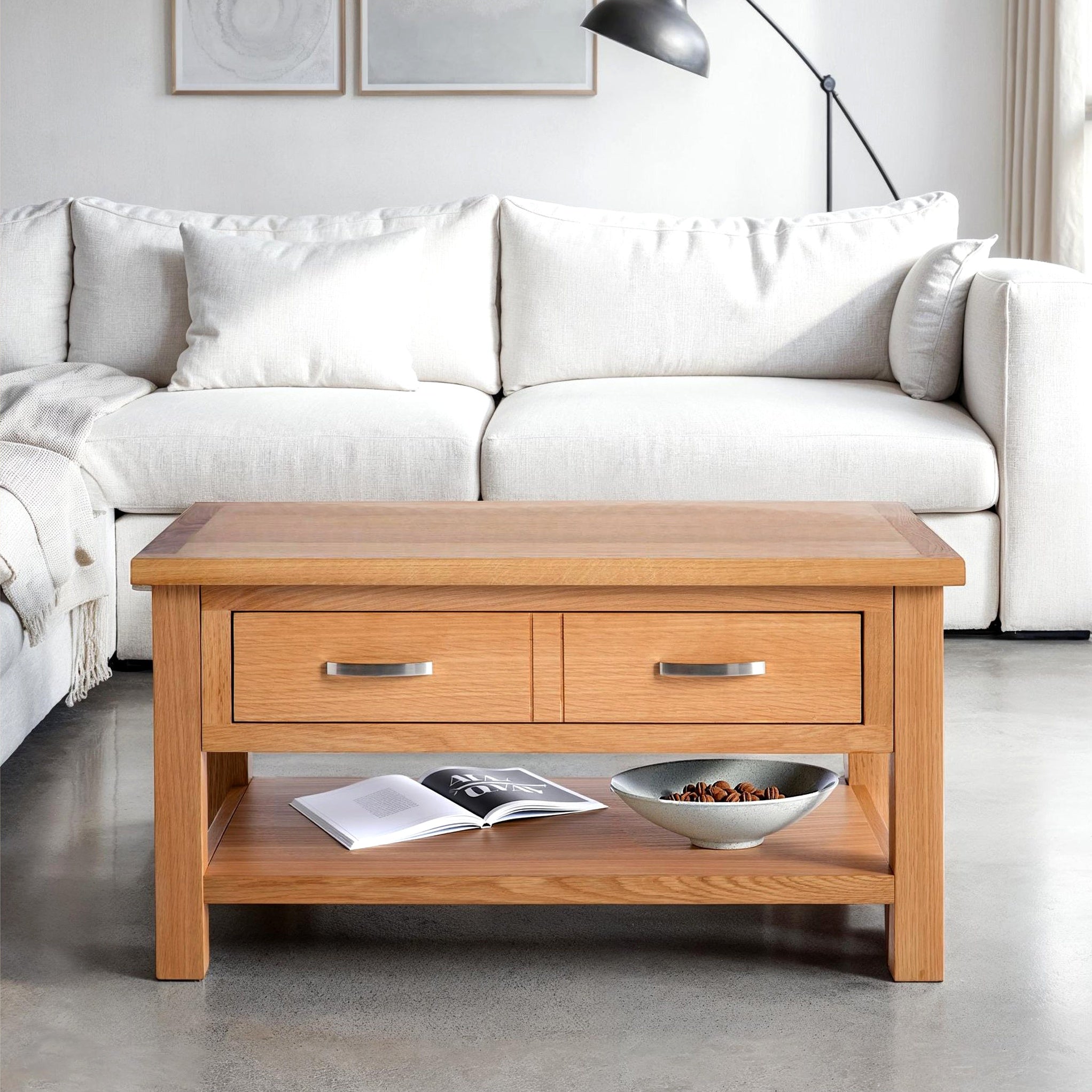 Table basse laquée avec tiroirs et étagères