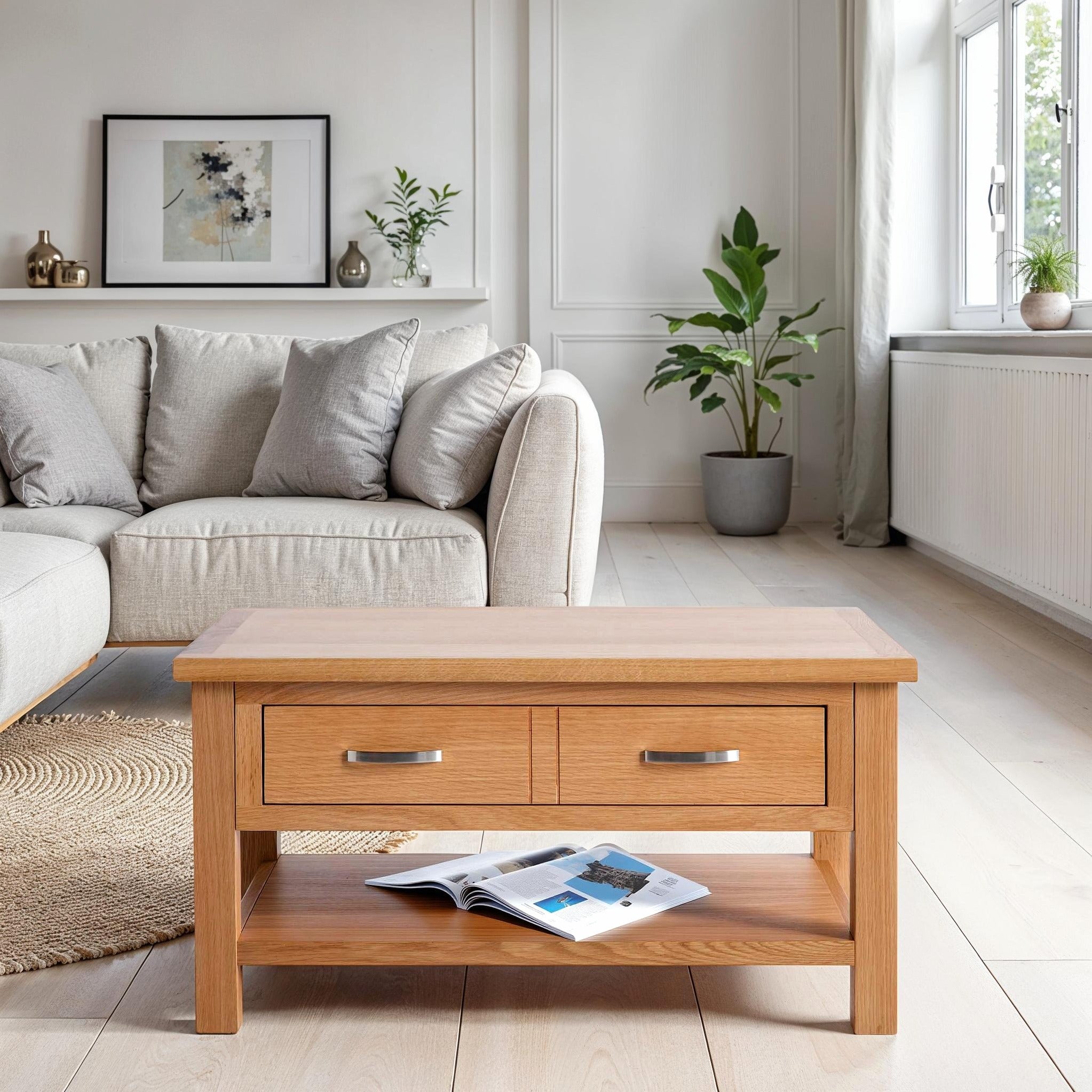 Table basse laquée avec tiroirs et étagères