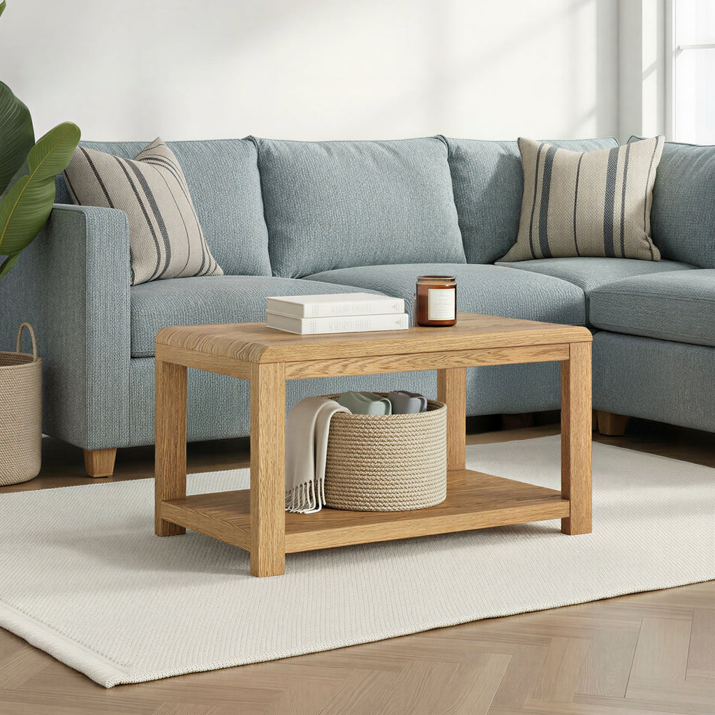 Table basse en placage de chêne avec étagère inférieure